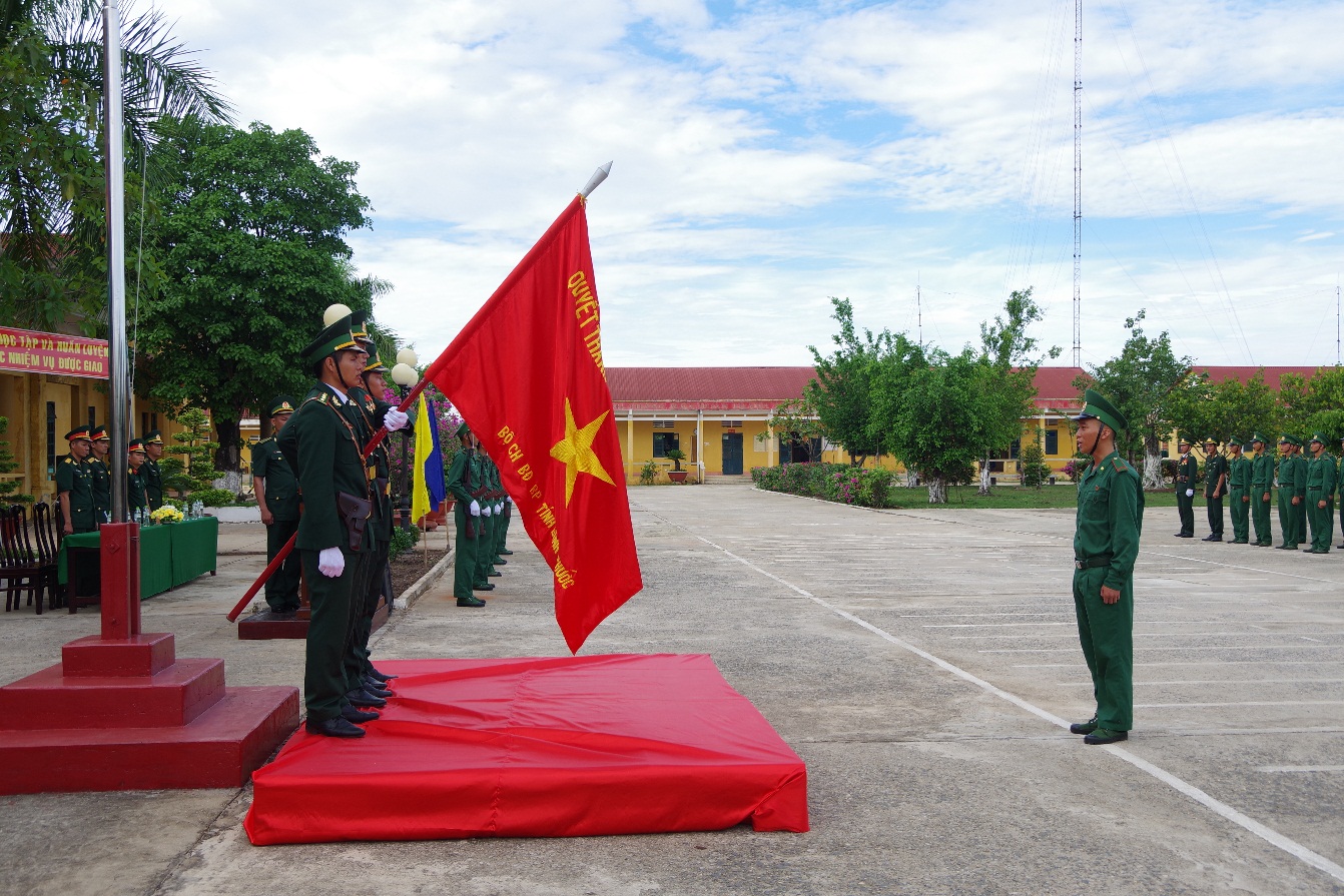 Chiến sĩ mới tuyên thệ trước Quân kỳ Quyết thắng