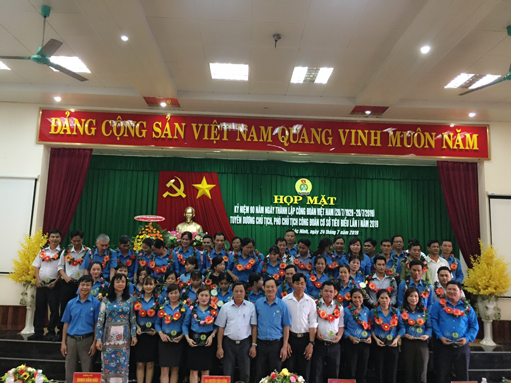 Liên đoàn Lao động huyện Lộc Ninh tuyên dương Chủ tịch, Phó chủ tịch Công đoàn cơ sở tiêu biểu lần I năm 2019 nhân dịp kỷ niệm 90 năm Ngày thành lập Công đoàn Việt Nam (28/7/1929-28/7/2019)