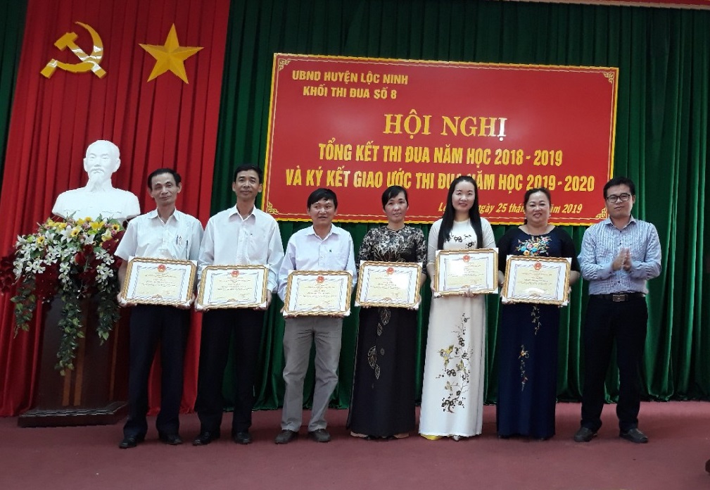 Khối thi đua số 8 tổ chức Hội nghị Tổng kết giao ước thi đua năm học 2018 - 2019 và ký kết giao ước thi đua năm học 2019 - 2020