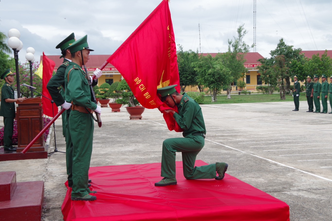 Chiến sĩ mới tuyên thệ trước Quân kỳ Quyết thắng