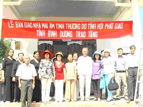 BAN LIÊN LẠC NỮ CỰU CHIẾN BINH HUYỆN LỘC NINH TRAO NHÀ “MÁI ẤM TÌNH THƯƠNG”