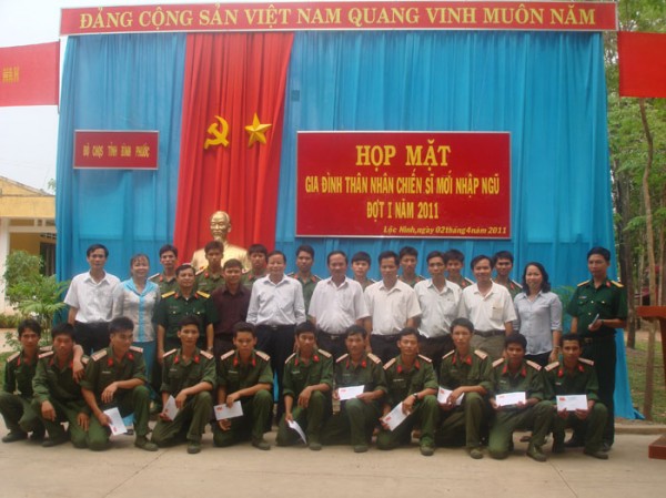 Lãnh đạo huyện Lộc Ninh tổ chức thăm , tặng quà chiến sĩ mới và các đơn vị bộ đội