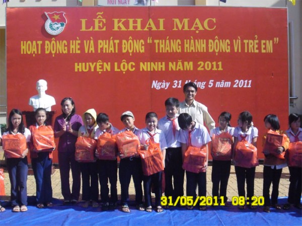 Lộc Ninh khai mạc hoạt động hè 2011: Tặng 60 phần quà cho học sinh nghèo vượt khó