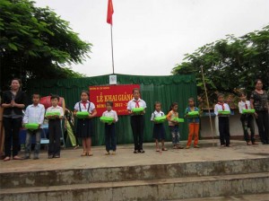 Tin tặng quà cho học sinh nghèo đầu năm học mới