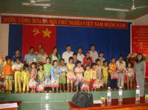 Huyện Lộc Ninh với các hoạt động chăm lo cho thiếu nhi nhân dịp Tết Trung thu 2012