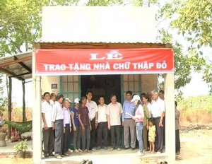 Huyện Lộc Ninh trao nhà chữ thập đỏ