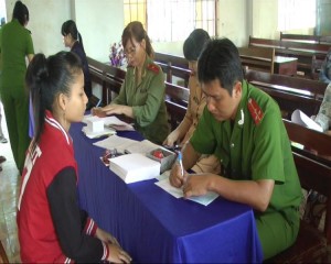 Công an huyện Lộc Ninh làm giấy chứng minh nhân dân cho bà con đồng bào dân tộc thiểu số xã Lộc Khánh