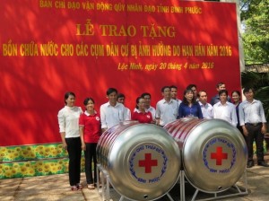 Ban chỉ đạo vận động Quỹ nhân đạo tỉnh Bình Phước tổ chức Lễ trao tặng bồn chứa nước sinh hoạt cho các hộ dân bị ảnh hưởng hạn hán ở huyện Lộc Ninh