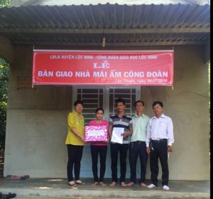 Liên đoàn lao động huyện Lộc Ninh trao nhà Mái ấm Công đoàn cho CNVC-LĐ  có hoàn cảnh khó khăn về nhà ở