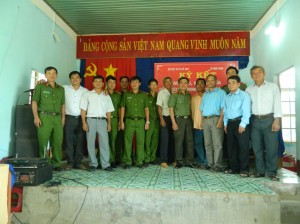 Đội xây dựng phong trào Công an huyện Lộc Ninh kết nghĩa với ấp Hưng Thịnh, xã Lộc Thinh