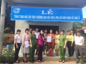 Hội liên hiệp Phụ nữ huyện Lộc Ninh tổ chức lễ bàn giao nhà “ mái ấm tình thương” cho hội biên phụ nữ