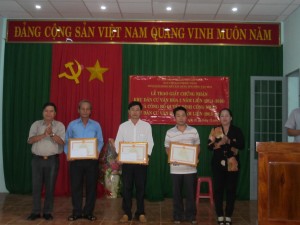 Ban chỉ đạo phong trào “Toàn dân đoàn kết xây dựng đời sống văn hóa” huyện Lộc Ninh tổ chức trao giấy chứng nhận khu dân cư văn hóa.