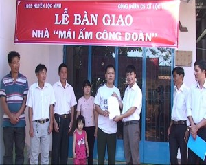 Huyện Lộc Ninh trao tặng 02 căn nhà Mái ấm Công đoàn