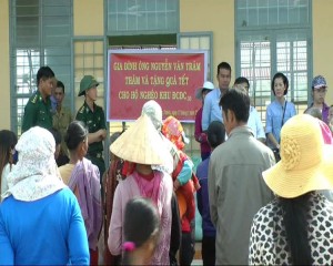 Gia đình đồng chí Nguyễn Văn Trăm tặng quà tết người nghèo huyện Lộc Ninh