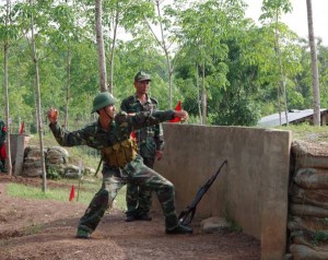 Tiểu đoàn huấn luyện cơ động kiểm tra thực hành bắn súng và ném lựu đạn