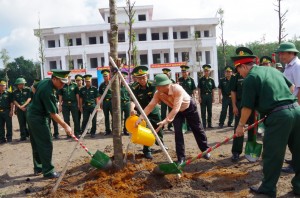 Phát động trồng cây đời đời nhớ ơn Bác Hồ vĩ đại